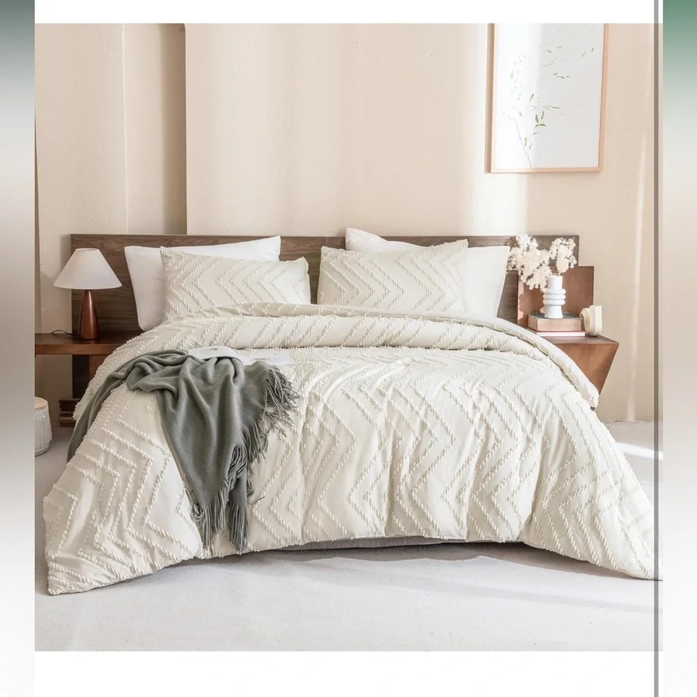Brand New in Packaging Queen Comforter and 2 Pillow Shams